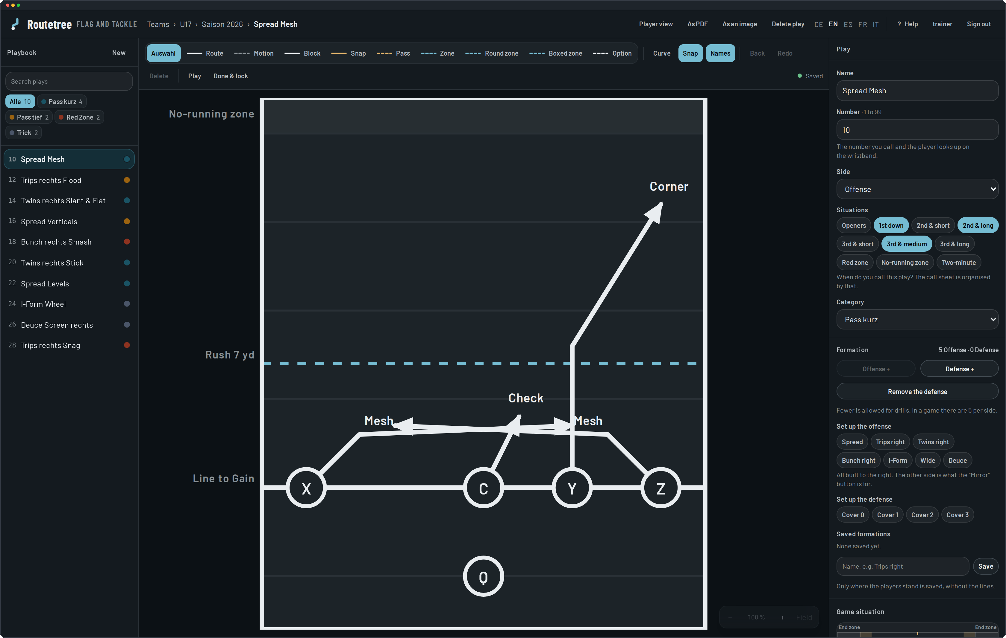 The editor: on the left the list of plays with filter buttons, in the middle the field with drawn routes, on the right name, number, game situations, category and the formation.